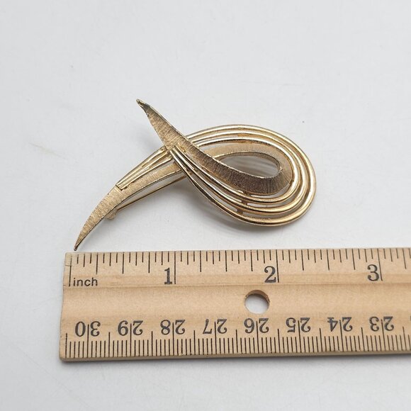 Vintage Boucher Gold Tone Ribbon Brooch Numbered Piece 8674 Circa 1960s - Picture 6 of 6
